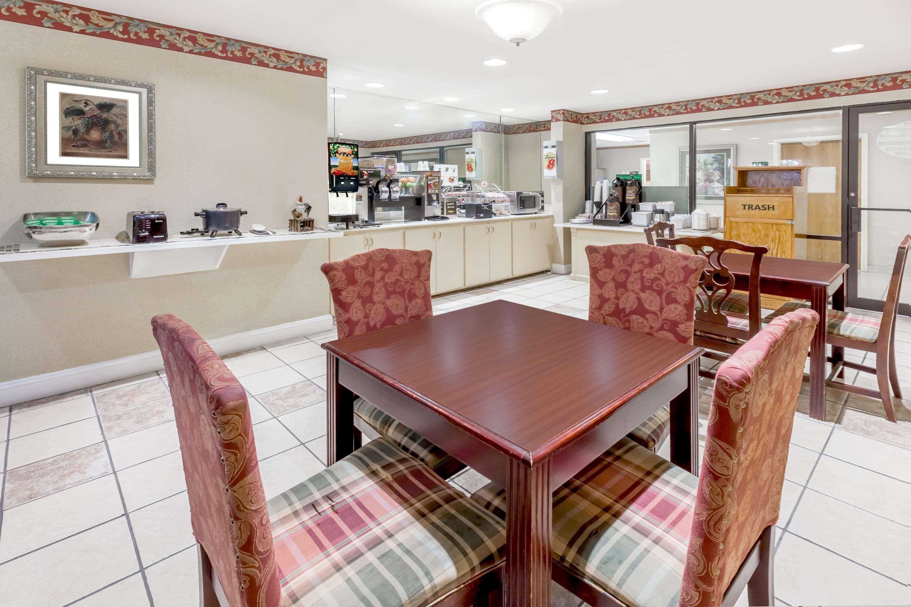 Super 8 By Wyndham Pine Bluff Hotell Eksteriør bilde